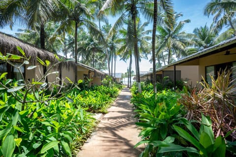 Facade/entrance, Natural landscape, Garden, Garden view