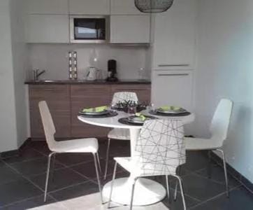 Kitchen or kitchenette, Dining area