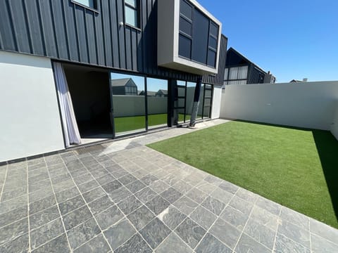 Property building, Day, Garden, Garden view