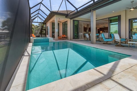 Waterfront Luxury, Heated Saltwater Pool & Spa, Dock, Tiki, Kayaks - Villa Tarpon Time - Roelens House in Cape Coral