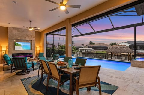 Waterfront Luxury, Heated Saltwater Pool & Spa, Dock, Tiki, Kayaks - Villa Tarpon Time - Roelens House in Cape Coral