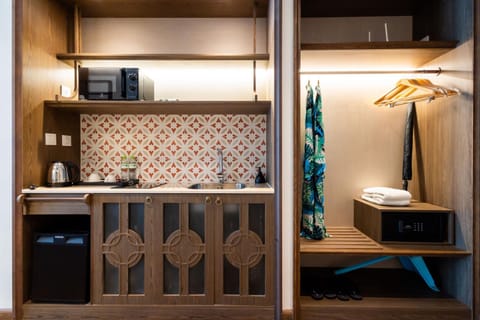 Kitchen or kitchenette, minibar