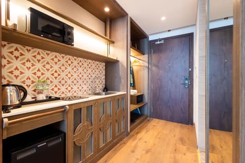 Kitchen or kitchenette, minibar, stove