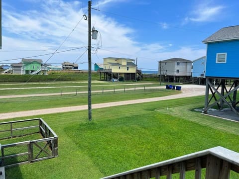 Fenced Pup-Friendly Yard Easy Walk to Beach House in Surfside Beach