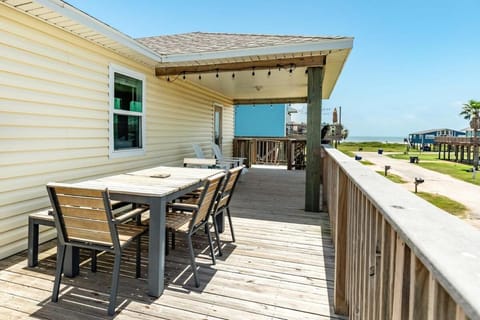 Fenced Pup-Friendly Yard Easy Walk to Beach House in Surfside Beach