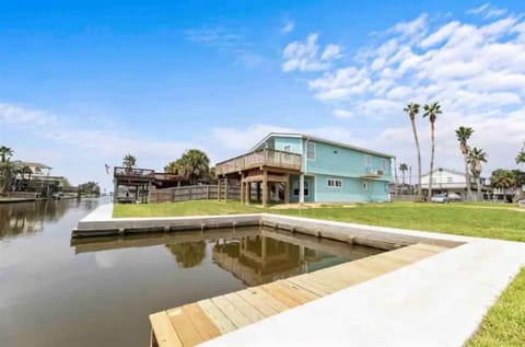 Bayfront Boat Slip Kayaks Fire Pit FUN House in Jamaica Beach