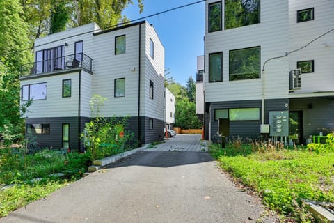 Townhome about 10 Mi to Downtown Seattle Deck and Patio House in Tukwila