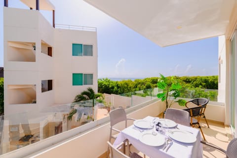 Property building, Day, View (from property/room), Balcony/Terrace, Dining area, Pool view