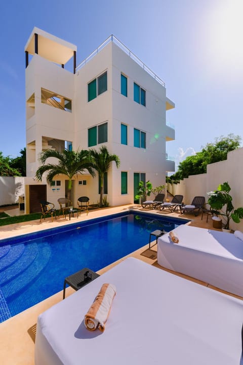 Property building, Day, Pool view, Swimming pool, Swimming pool, sunbed