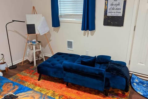 The Van Gogh Apartment - a cozy, creative retreat Apartment in Tukwila