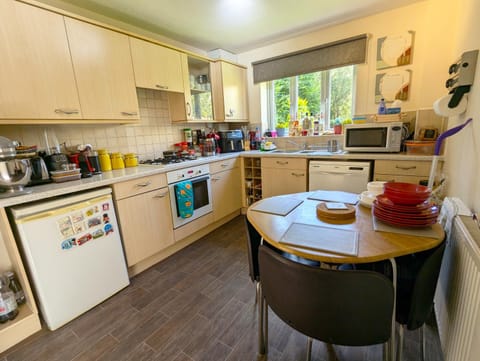 Coffee/tea facilities, Kitchen or kitchenette, Dining area, dishwasher, oven, stove, toaster