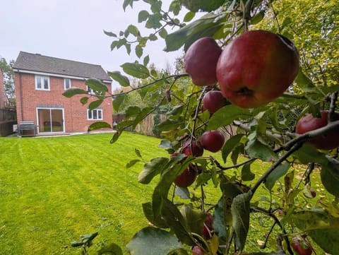 Spacious 4 Bed Riverside Home House in Manchester