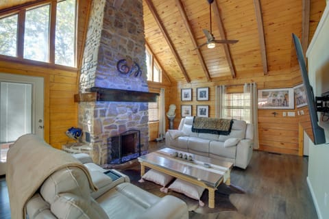 Hot Springs Cabin with Deck and Mountain Views! House in Garland County