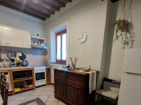 Coffee/tea facilities, Kitchen or kitchenette, Dining area, oven, stove