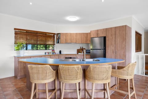 Tranquil 4-Bed Retreat Close to Beach & Ocean View House in Coolum Beach