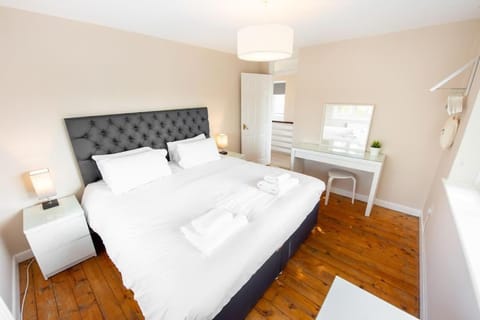 Space Apartments - 5 Bed Detached House inc Parking, Fast WiFi Speeds Apartment in Colchester