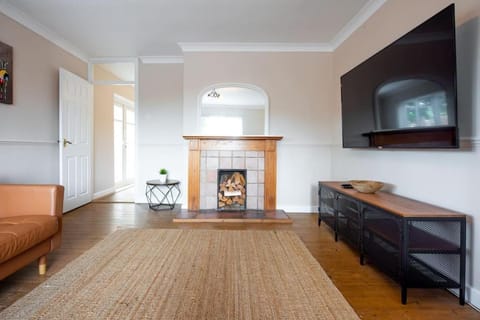 Space Apartments - 5 Bed Detached House inc Parking, Fast WiFi Speeds Apartment in Colchester