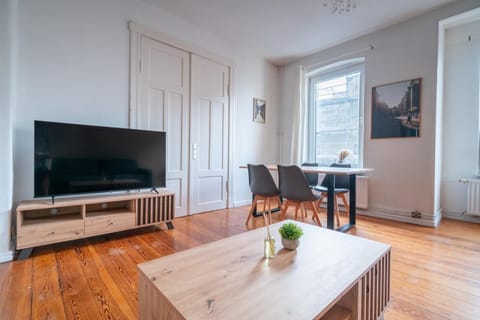 Communal lounge/ TV room, TV and multimedia, Living room, Seating area, Dining area, Evening entertainment