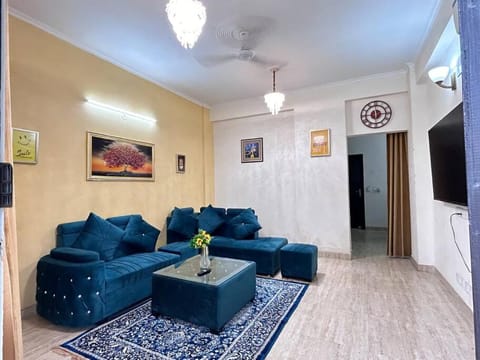 Communal lounge/ TV room, TV and multimedia, Living room, Seating area, Evening entertainment