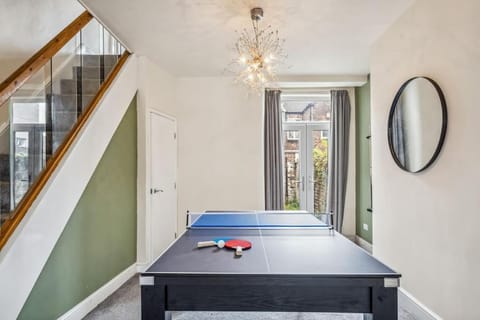 Large 3 Bed House with Pool Table & 5x Double Beds by Vista Stays Short Lets Manchester House in Salford