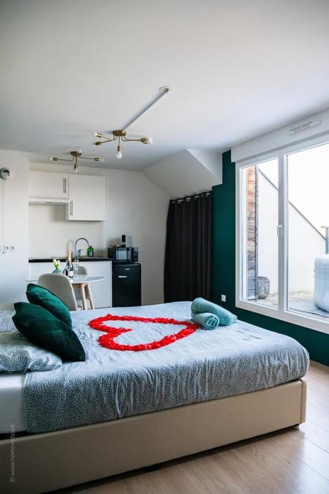 Kitchen or kitchenette, Bedroom