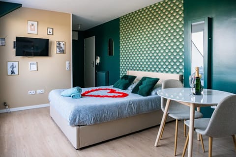 Bed, TV and multimedia, Photo of the whole room