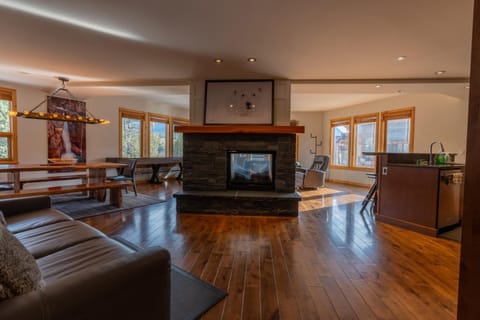 Rundle Cliffs Lodge by Canmore Premier Apartment in Canmore