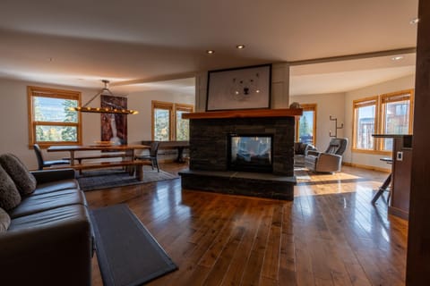 Rundle Cliffs Lodge by Canmore Premier Apartment in Canmore