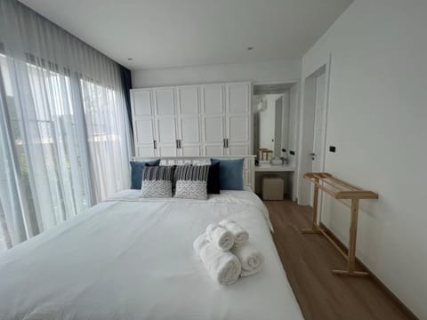 Bed, Photo of the whole room, Bedroom, towels