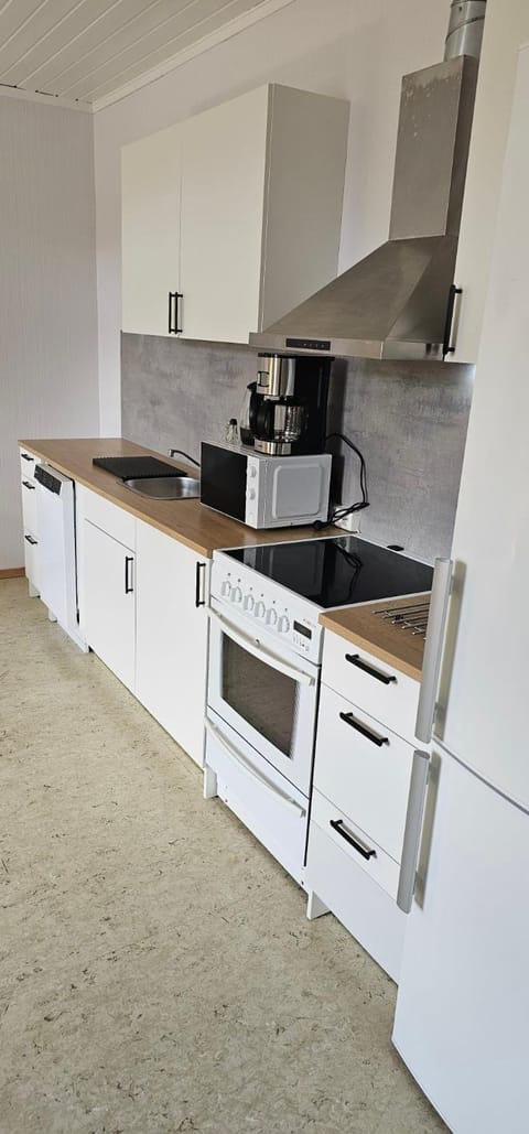 Coffee/tea facilities, Kitchen or kitchenette, dishwasher, stove