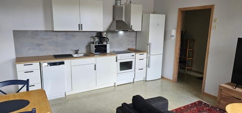 Coffee/tea facilities, Kitchen or kitchenette, Dining area, dishwasher, oven, stove