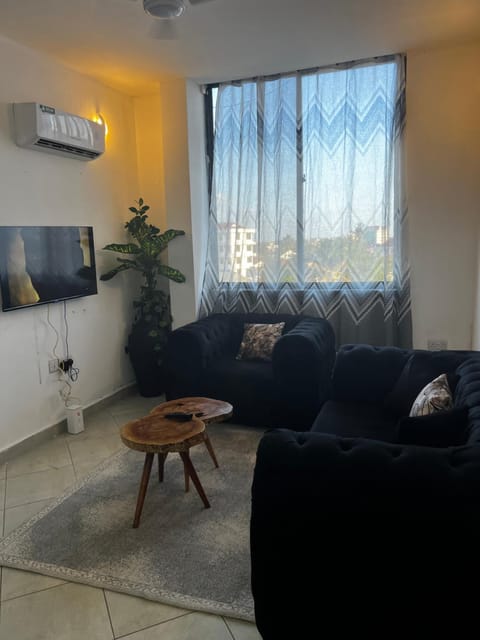 Accessible home near Mlimani City Mall with free WiFi & parking Apartment in City of Dar es Salaam