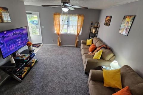 2BR Retreat sleeps 5 near ECU Stadium and Hospital Apartment in Greenville