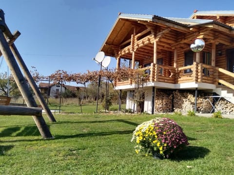 Дървената къща House in Gabrovo, Bulgaria