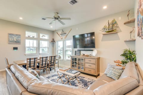 Canal-Front Home, Walk to Sea Isle Beach! House in Galveston Island