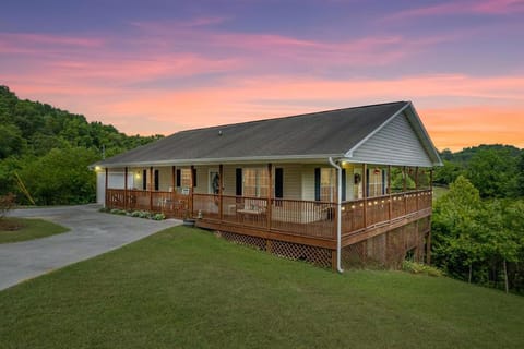 Birdsong Bungalow Peaceful Wrap Around Deck House in Sevierville