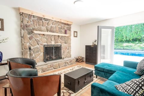 Seating area, Pool view