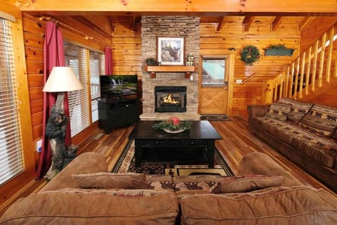 Cabin Fever by Colonial Properties - Free Attraction Tickets House in Pigeon Forge