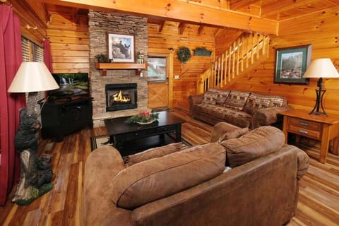 Cabin Fever by Colonial Properties - Free Attraction Tickets House in Pigeon Forge