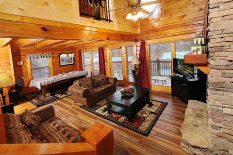 Cabin Fever by Colonial Properties - Free Attraction Tickets House in Pigeon Forge