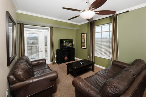 Still Waters Luxe 3BR Condo, Riverfront Bliss House in Sevierville