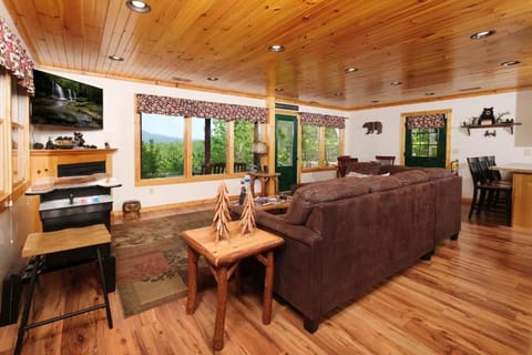 Honey Bear Hideaway by Colonial Properties - Free Attraction Tickets House in Pittman Center