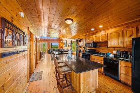 Cowboy Up Western-themed 5BR, Mountain Views House in Sevierville