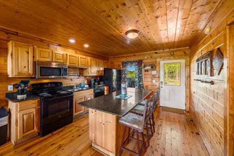 Cowboy Up Western-themed 5BR, Mountain Views House in Sevierville