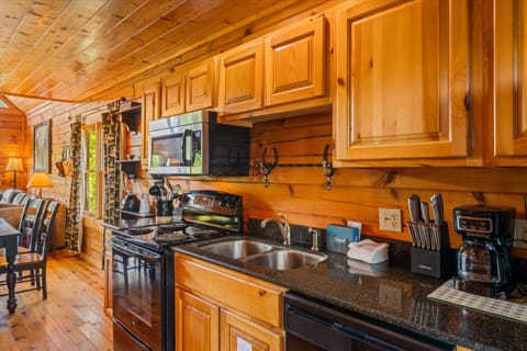 Cowboy Up Western-themed 5BR, Mountain Views House in Sevierville