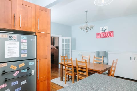 Kitchen or kitchenette, Dining area, oven, pet friendly