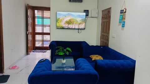 TV and multimedia, Living room, Seating area, Evening entertainment