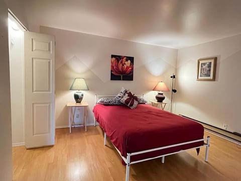 F2 Master Bedroom with Attached Bathroom Vacation rental in Surrey