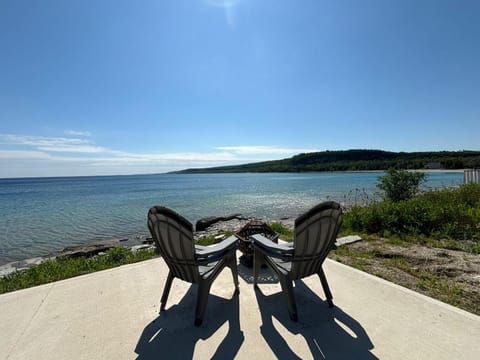 Paradise Waterfront Gem With Georgian Bay Views Maison in Lion's Head