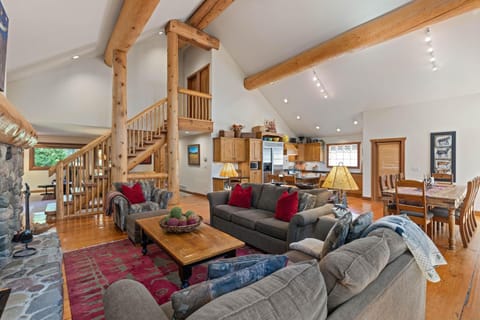 Muirfield Chalet - Spacious Traditional Log Cabin, Hot Tub House in Whistler